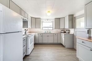 Geladeira, micro-ondas, cooktop, cafeteira/chaleira