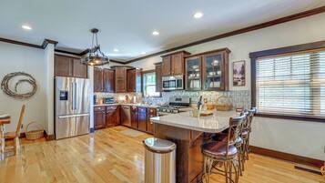 Fridge, microwave, stovetop, dishwasher