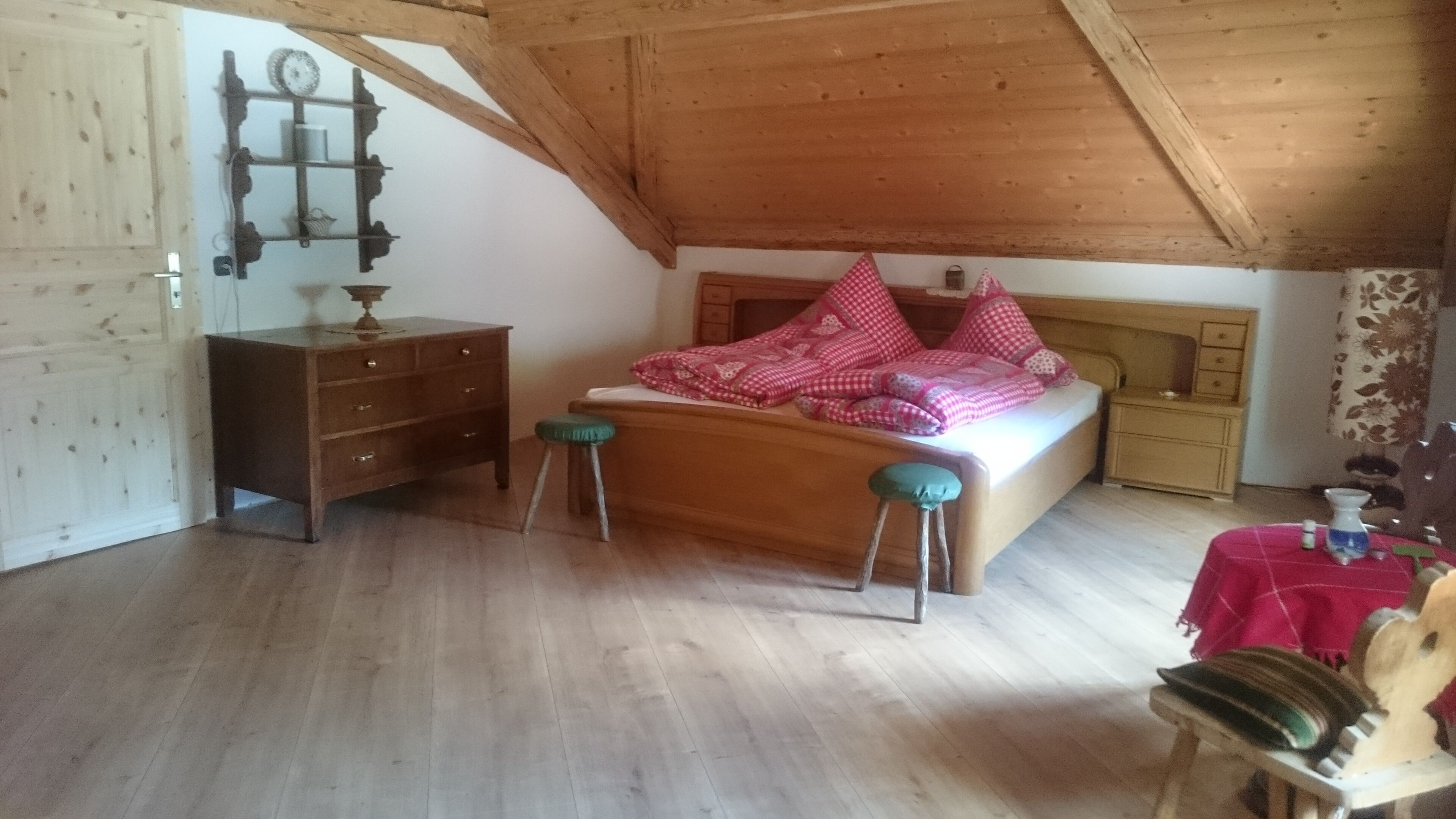 5 bedrooms, iron/ironing board, free WiFi, bed sheets