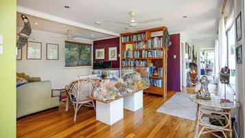 Comfort House, Patio, Garden View | Living room