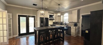 Renovated & Newly Refined~ w/Front porch & w/Back deck charm~ Scott/Lafayette