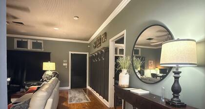 Renovated & Newly Refined~ w/Front porch & w/Back deck charm~ Scott/Lafayette