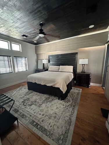 Renovated & Newly Refined~ w/Front porch & w/Back deck charm~ Scott/Lafayette