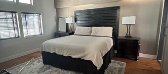 Renovated & Newly Refined~ w/Front porch & w/Back deck charm~ Scott/Lafayette