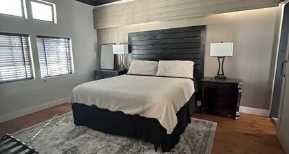 Renovated & Newly Refined~ w/Front porch & w/Back deck charm~ Scott/Lafayette