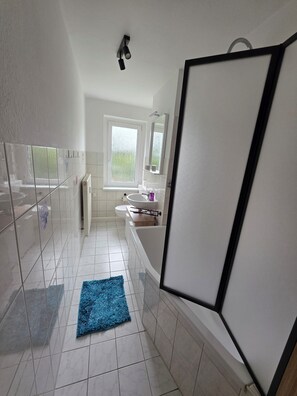 Hair dryer, towels, soap, toilet paper - Wagner's family apartment (Neustadt/Vogtland)