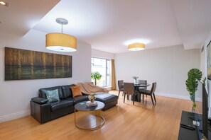 スーペリア アパートメント 3 ベッドルーム バルコニー シティビュー | リビングルーム | スマートテレビ