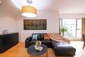 Superior Apartment, 3 Bedrooms, Balcony, City View | Living room | Smart TV
