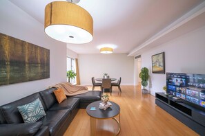 Superior Apartment, 3 Bedrooms, Balcony, City View | Living room | Smart TV