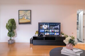 スーペリア アパートメント 3 ベッドルーム バルコニー シティビュー | リビングルーム | スマートテレビ