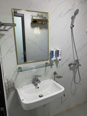 Deluxe tweepersoonskamer, 1 kingsize bed, uitzicht op tuin | Badkamer | Een douche, handdoeken, zeep, shampoo