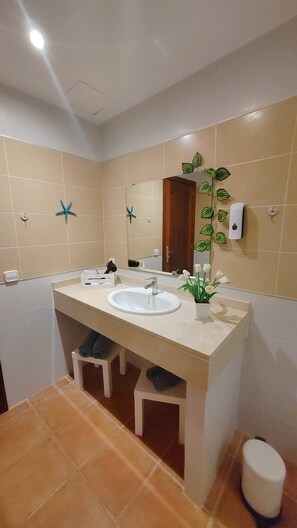 Secador de cabelo, toalhas de banho