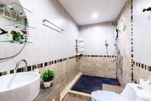 Douche, sèche-cheveux, serviettes fournies, savon