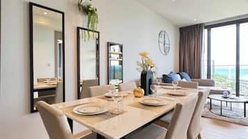 Apartment, 2 Bedrooms, Accessible, Smoking | Dining room