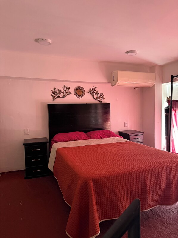 1 habitación, tabla de planchar con plancha, wifi y ropa de cama 