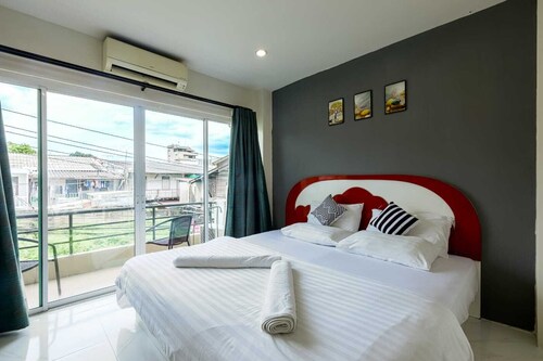 QUEEN ROOM 1-bedroom house with fitness room and AC in awesome Bangkok