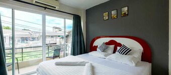 QUEEN ROOM 1-bedroom house with fitness room and AC in awesome Bangkok