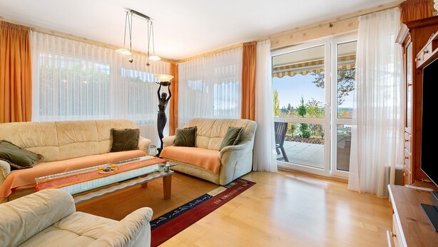 Ein Wohnzimmer mit zwei Sofas, einem Couchtisch und einem Fernsehmöbel.