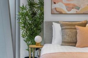 1 bedroom, desk, bed sheets - Spacious City Retreat with Study (Victoria)