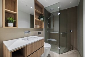 Hair dryer, bidet, towels, soap - Spacious City Retreat with Study (Victoria)