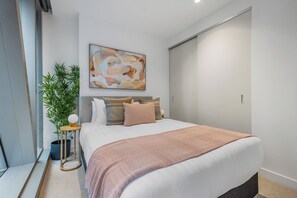 1 Schlafzimmer, Schreibtisch, Bettwäsche