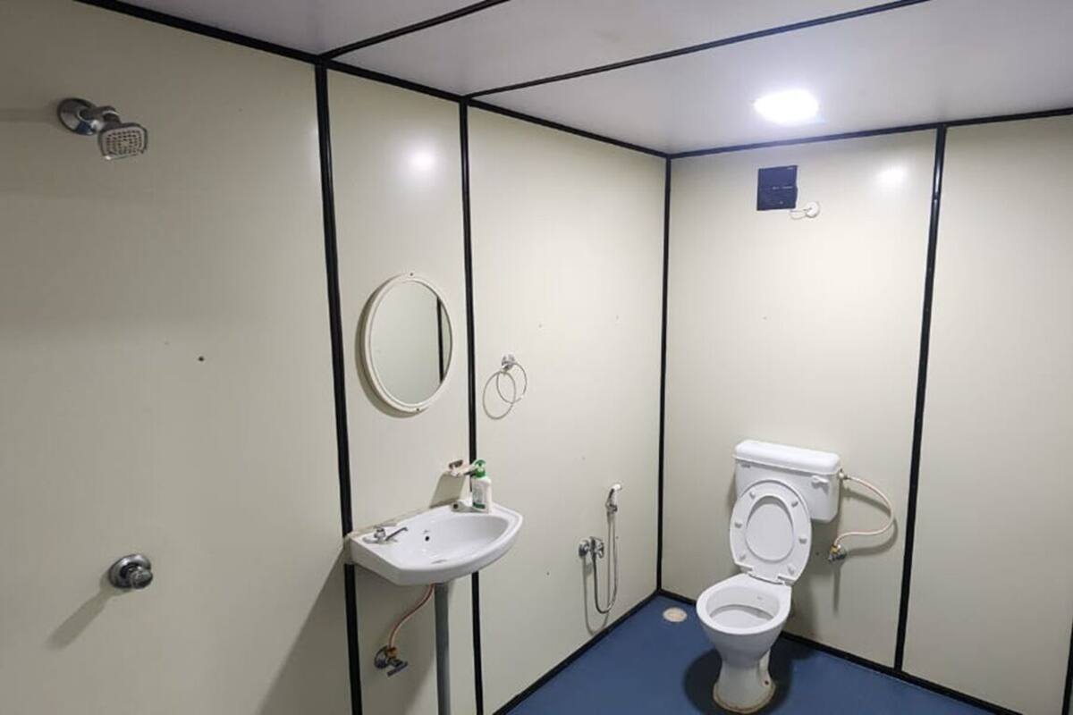 Pieni, erillinen kylpyhuone, jossa on wc, pesuallas ja peili.