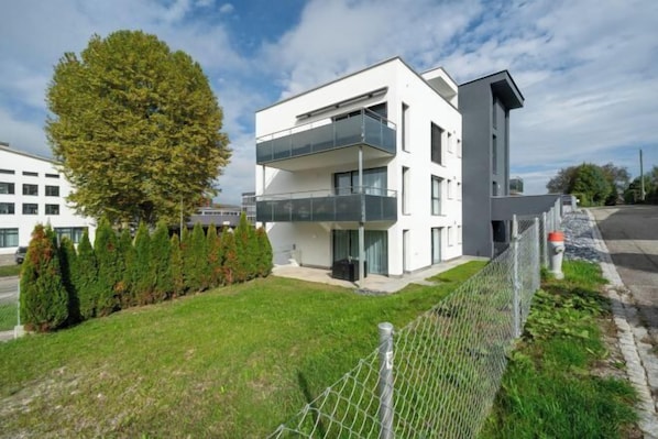 Exterior - Modern Swiss Apt spacious garden + parking (Safenwil)