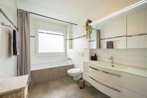 Bathroom - Modern Swiss Apt spacious garden + parking (Safenwil)