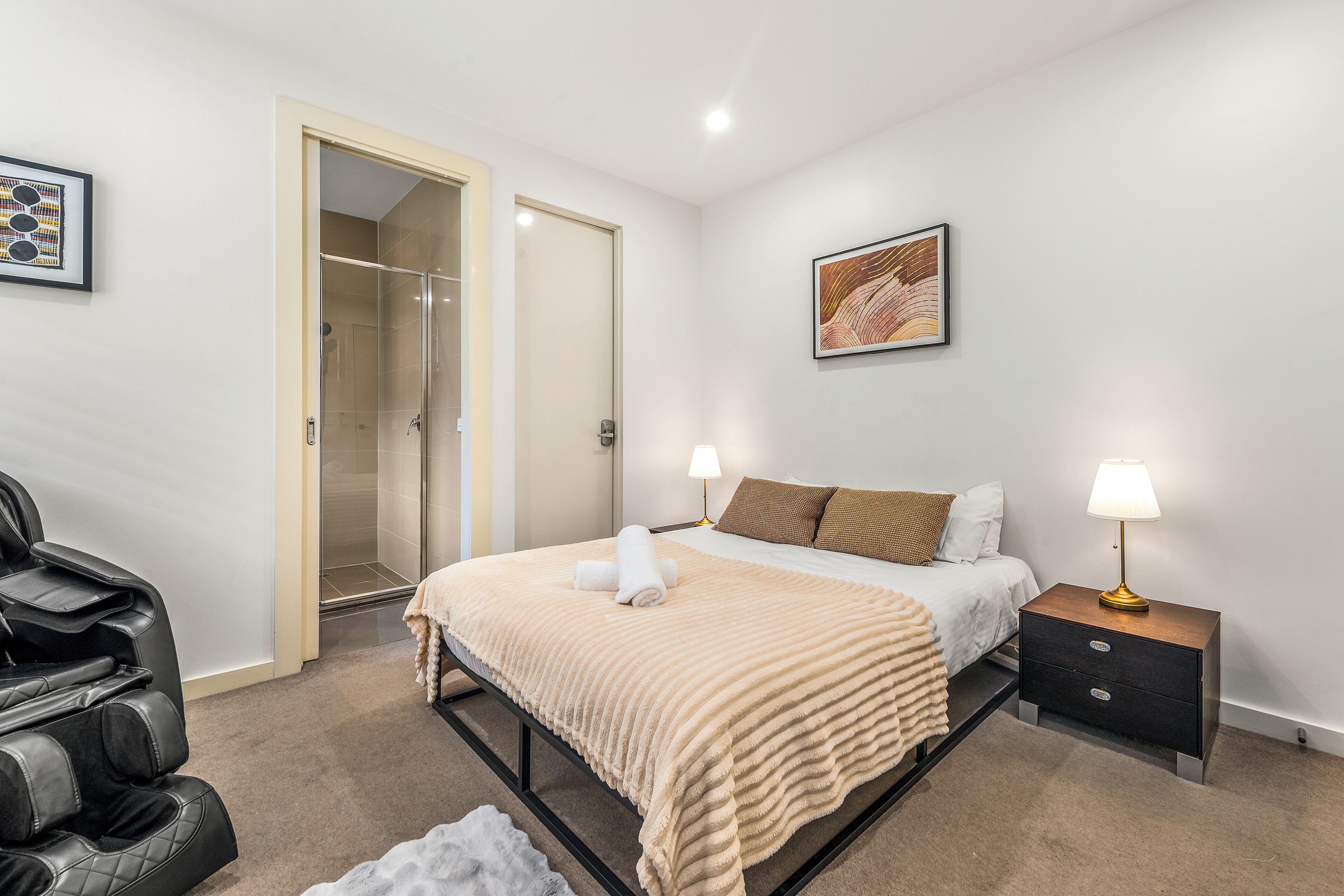 3 عدّة غرف نوم وواي فاي وملاءات أسرّة