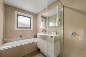 Haartrockner, Handtücher, Seife, Toilettenpapier