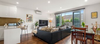 Stylish Modern 3BR Townhouse in Camberwell near Train,Tram& Shops
