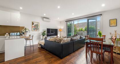 Stylish Modern 3BR Townhouse in Camberwell near Train,Tram& Shops