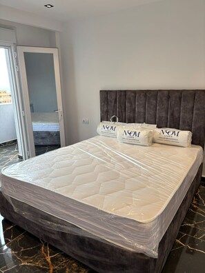 3 bedrooms, iron/ironing board, internet, bed sheets