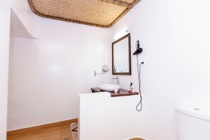 Twin kamer | Badkamer | Een douche, gratis toiletartikelen, een haardroger, pantoffels