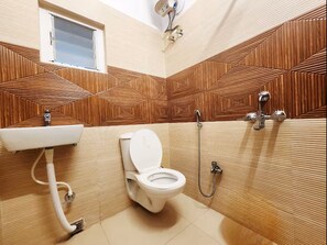 Phòng đôi Tiêu chuẩn, quang cảnh thành phố | Phòng tắm | Buồng tắm vòi sen, khăn tắm 