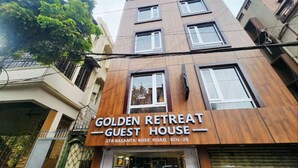 A building with a sign that reads 'GOLDEN RETREAT GUEST HOUSE' at the top. - Golden Retreat Guest House (Kolkata)
