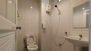 Ein Badezimmer mit Toilette, Waschbecken und Dusche.