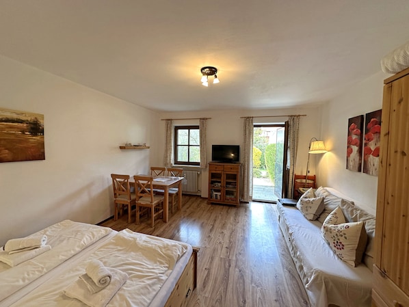 1 bedroom, bed sheets
