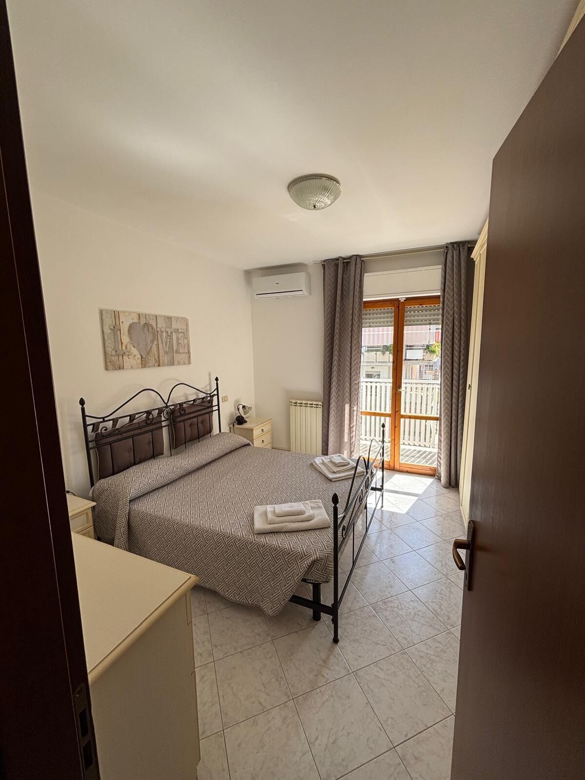 2 bedrooms, iron/ironing board, free WiFi, bed sheets