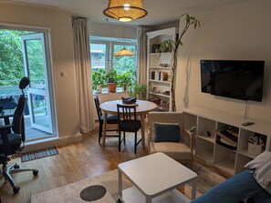 TV - Newly renovated near river, zone 2 quiet and cozy apartment , sleeps 4 (London)