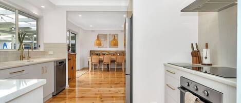 Micro-ondas, fogão, cooktop, lava-louças