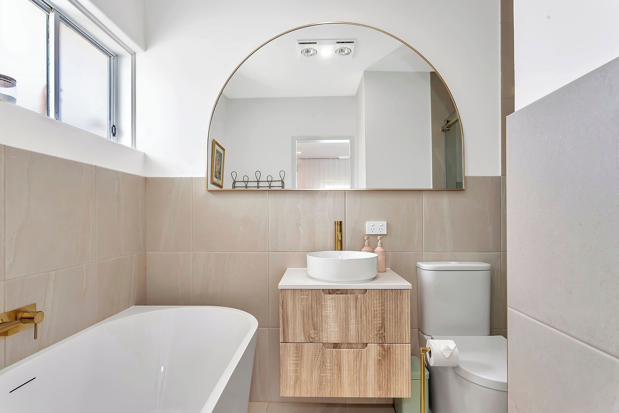 Suihku, hiustenkuivaaja, pyyhkeet, saippua