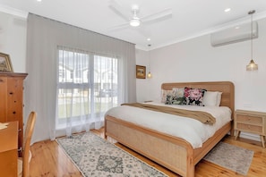 4 bedrooms, iron/ironing board, WiFi, bed sheets
