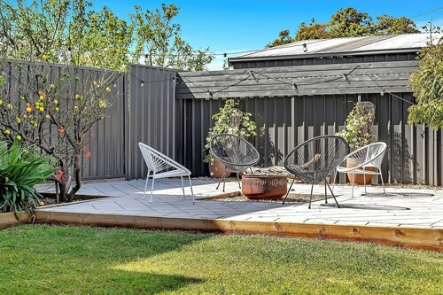 Daisy's Beachside Cottage-Picnic Garden, Pool Table & Games in Port Noarlunga