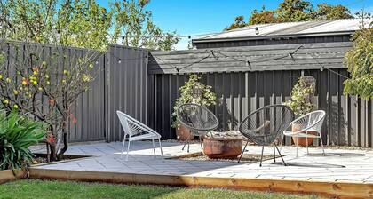 Daisy's Beachside Cottage-Picnic Garden, Pool Table & Games in Port Noarlunga