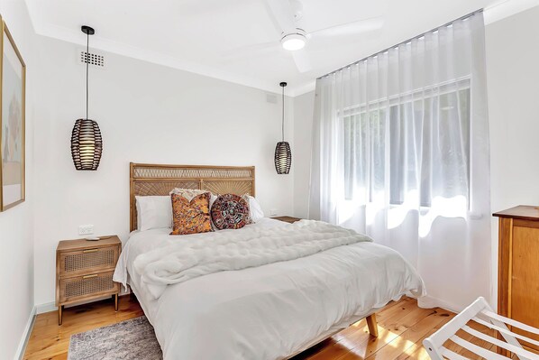 4 bedrooms, iron/ironing board, WiFi, bed sheets