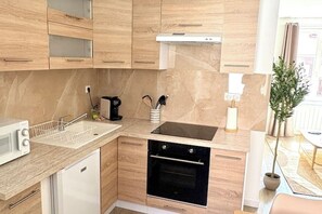 Kühlschrank, Mikrowelle, Ofen, Herdplatte