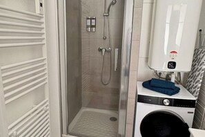 Douche, séchoir à cheveux, serviettes fournies, savon