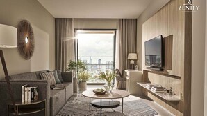 Una sala de estar moderna con sofá, mesa de centro y televisor.