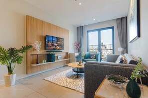 Zenity Apartment 3BR Suite with City View | 起居区 | 52-英寸液晶电视 （配备数码频道）、收费电影